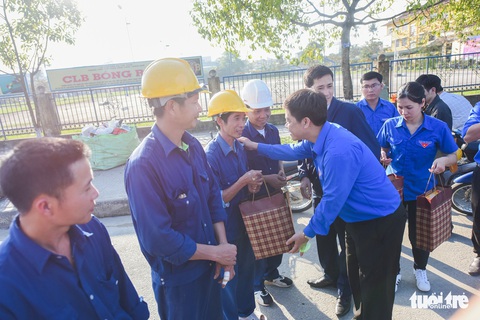 Tỉnh đoàn Huế tặng 300 phần quà cho bệnh nhân khó khăn - Ảnh 2. Tỉnh đoàn Huế tặng 300 phần quà cho bệnh nhân khó khăn - Ảnh 2.