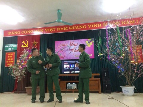 Nghe xong thư chúc Tết, lính biên phòng lại vác súng tuần tra - Ảnh 1. Nghe xong thư chúc Tết, lính biên phòng lại vác súng tuần tra - Ảnh 1.