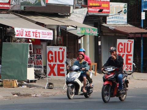 Gửi xe về quê ăn Tết, đắng lòng giao cho điểm giữ xe tự phát - Ảnh 1. Gửi xe về quê ăn Tết, đắng lòng giao cho điểm giữ xe tự phát - Ảnh 1.