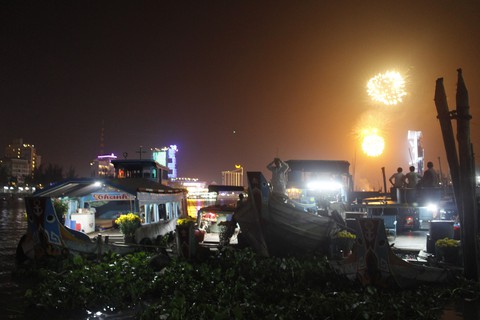 Pháo hoa rực trời chào đón năm mới Mậu Tuất 2018 - Ảnh 8. Pháo hoa rực trời chào đón năm mới Mậu Tuất 2018 - Ảnh 8.