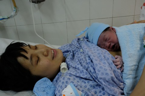 Đêm giao thừa của kíp trực vượt sóng với bà bầu - Ảnh 1. Đêm giao thừa của kíp trực vượt sóng với bà bầu - Ảnh 1.