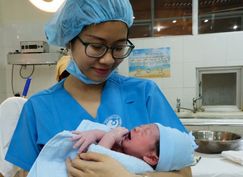 Đêm giao thừa của kíp trực vượt sóng với bà bầu - Ảnh 2. Đêm giao thừa của kíp trực vượt sóng với bà bầu - Ảnh 2.
