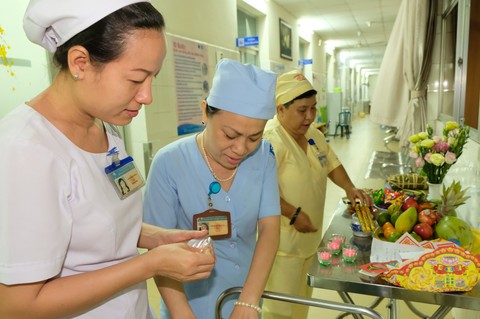 Đêm giao thừa của kíp trực vượt sóng với bà bầu - Ảnh 6. Đêm giao thừa của kíp trực vượt sóng với bà bầu - Ảnh 6.