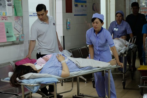 Đêm giao thừa của kíp trực vượt sóng với bà bầu - Ảnh 4. Đêm giao thừa của kíp trực vượt sóng với bà bầu - Ảnh 4.