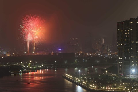 Pháo hoa rực trời chào đón năm mới Mậu Tuất 2018 - Ảnh 4. Pháo hoa rực trời chào đón năm mới Mậu Tuất 2018 - Ảnh 4.