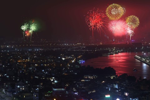 Pháo hoa rực trời chào đón năm mới Mậu Tuất 2018 - Ảnh 2. Pháo hoa rực trời chào đón năm mới Mậu Tuất 2018 - Ảnh 2.