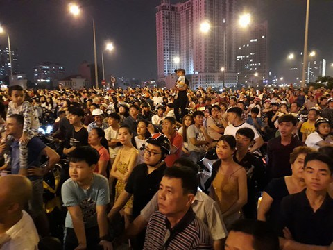Pháo hoa rực trời chào đón năm mới Mậu Tuất 2018 - Ảnh 3. Pháo hoa rực trời chào đón năm mới Mậu Tuất 2018 - Ảnh 3.