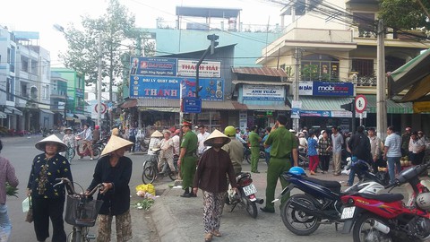 Kéo băng nhóm đâm chết người đập chai bia vào đầu mình - Ảnh 1. Kéo băng nhóm đâm chết người đập chai bia vào đầu mình - Ảnh 1.