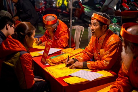 Sắc đỏ may mắn nhuộm thắm châu Á dịp năm mới - Ảnh 17. Sắc đỏ may mắn nhuộm thắm châu Á dịp năm mới - Ảnh 17.