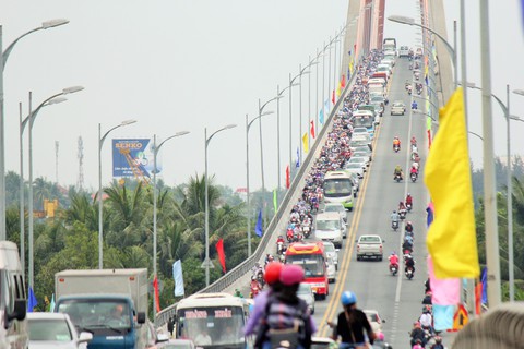 CSGT chạy mở đường cho xe từ Tiền Giang qua cầu Rạch Miễu - Ảnh 3. CSGT chạy mở đường cho xe từ Tiền Giang qua cầu Rạch Miễu - Ảnh 3.