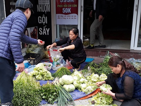 Rau ở Hà Nội đắt 4-5 lần so với ngày thường, mai sẽ giảm? - Ảnh 1. Rau ở Hà Nội đắt 4-5 lần so với ngày thường, mai sẽ giảm? - Ảnh 1.
