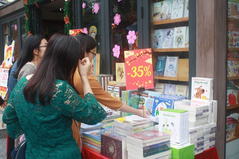 Phố sách Hà Nội: Giới trẻ xem nhiều hơn mua - Ảnh 1. Phố sách Hà Nội: Giới trẻ xem nhiều hơn mua - Ảnh 1.