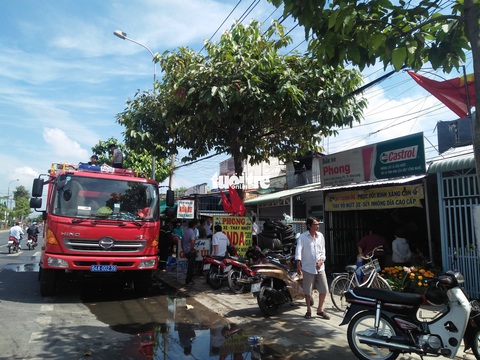 Tiệm sửa xe khóa kín cửa cháy rụi ngày mùng 3 tết - Ảnh 1. Tiệm sửa xe khóa kín cửa cháy rụi ngày mùng 3 tết - Ảnh 1.