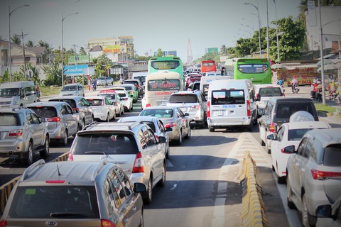 Hàng vạn xe lên Sài Gòn, trạm cầu Rạch Miễu tạm ngưng thu phí - Ảnh 3. Hàng vạn xe lên Sài Gòn, trạm cầu Rạch Miễu tạm ngưng thu phí - Ảnh 3.