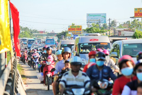 Hàng vạn xe lên Sài Gòn, trạm cầu Rạch Miễu tạm ngưng thu phí - Ảnh 4. Hàng vạn xe lên Sài Gòn, trạm cầu Rạch Miễu tạm ngưng thu phí - Ảnh 4.
