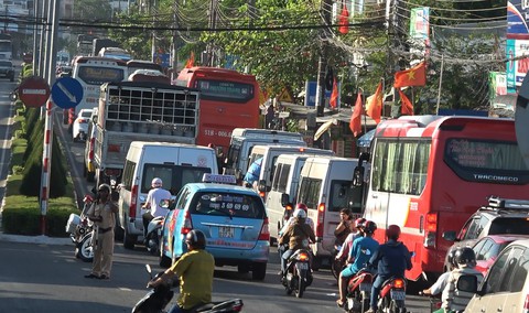 Xe cộ kẹt cứng phà Vàm Cống - Ảnh 1. Xe cộ kẹt cứng phà Vàm Cống - Ảnh 1.