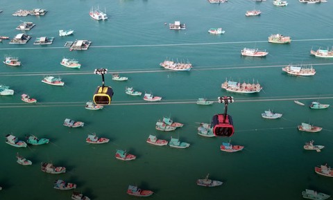 Du khách đi cáp treo Hòn Thơm ngắm Phú Quốc tuyệt đẹp - Ảnh 2. Du khách đi cáp treo Hòn Thơm ngắm Phú Quốc tuyệt đẹp - Ảnh 2.