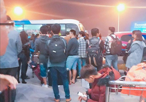 Bay từ Sài Gòn đến Vinh hạ cánh ở Đà Nẵng, Hà Nội vì sương mù - Ảnh 1. Bay từ Sài Gòn đến Vinh hạ cánh ở Đà Nẵng, Hà Nội vì sương mù - Ảnh 1.