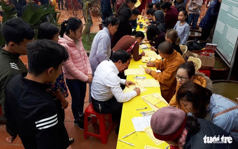 ‘Biển người’ xin ấn, xin chữ ở chùa Đại Tuệ - Ảnh 14. ‘Biển người’ xin ấn, xin chữ ở chùa Đại Tuệ - Ảnh 14.