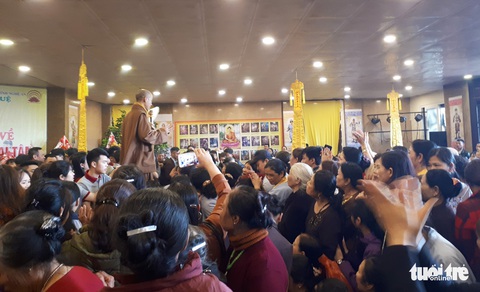 ‘Biển người’ xin ấn, xin chữ ở chùa Đại Tuệ - Ảnh 8. ‘Biển người’ xin ấn, xin chữ ở chùa Đại Tuệ - Ảnh 8.
