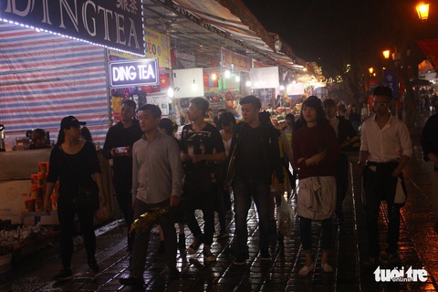 Xuyên đêm trẩy hội và mưu sinh ở chùa Hương - Ảnh 2. Xuyên đêm trẩy hội và mưu sinh ở chùa Hương - Ảnh 2.