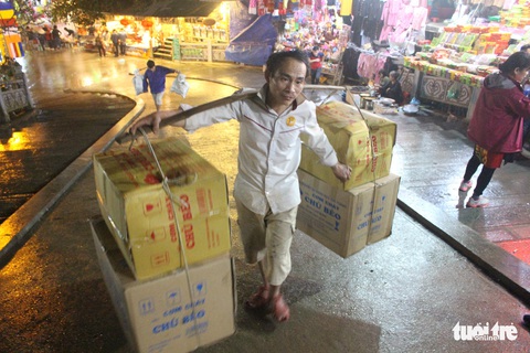 Xuyên đêm trẩy hội và mưu sinh ở chùa Hương - Ảnh 5. Xuyên đêm trẩy hội và mưu sinh ở chùa Hương - Ảnh 5.