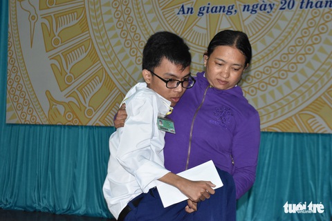 An Giang trao thưởng hơn 1 tỉ đồng cho 173 sinh viên, học sinh... - Ảnh 1. An Giang trao thưởng hơn 1 tỉ đồng cho 173 sinh viên, học sinh... - Ảnh 1.