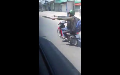 Hai thanh niên cầm mã tấu đuổi chém xe khách trên quốc lộ 1 - Ảnh 2. Hai thanh niên cầm mã tấu đuổi chém xe khách trên quốc lộ 1 - Ảnh 2.