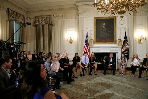 Ông Trump xem xét trang bị vũ khí cho giáo viên - Ảnh 1. Ông Trump xem xét trang bị vũ khí cho giáo viên - Ảnh 1.