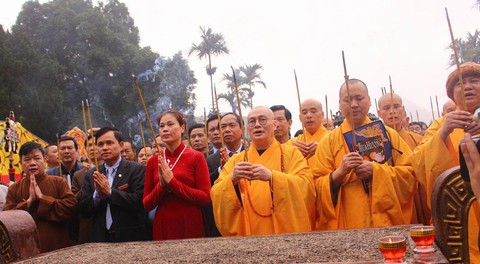 Trời đổ mưa lớn, khai hội chùa Hương vẫn đông vui - Ảnh 2. Trời đổ mưa lớn, khai hội chùa Hương vẫn đông vui - Ảnh 2.