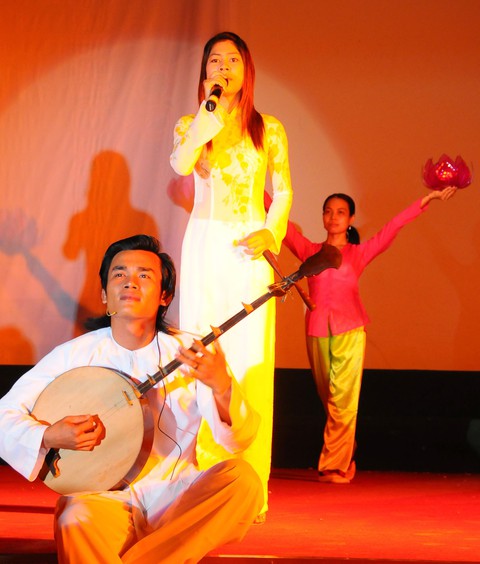 Khi Dạ cổ hoài lang được dịch ra tiếng Anh - Pháp - Hoa - Ảnh 1. Khi Dạ cổ hoài lang được dịch ra tiếng Anh - Pháp - Hoa - Ảnh 1.