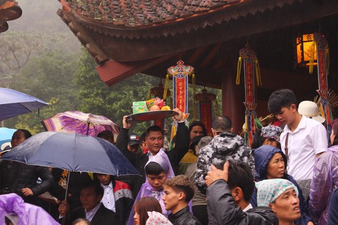 Trời đổ mưa lớn, khai hội chùa Hương vẫn đông vui - Ảnh 3. Trời đổ mưa lớn, khai hội chùa Hương vẫn đông vui - Ảnh 3.