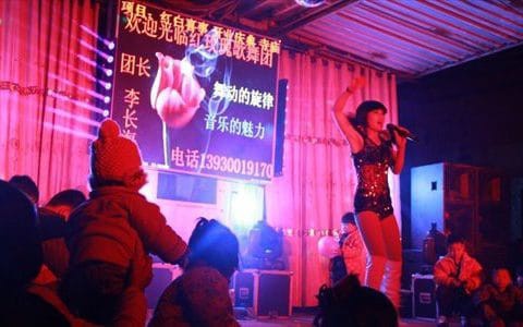 Trung Quốc quyết dẹp nạn nhảy múa thoát y ở đám tang - Ảnh 2. Trung Quốc quyết dẹp nạn nhảy múa thoát y ở đám tang - Ảnh 2.