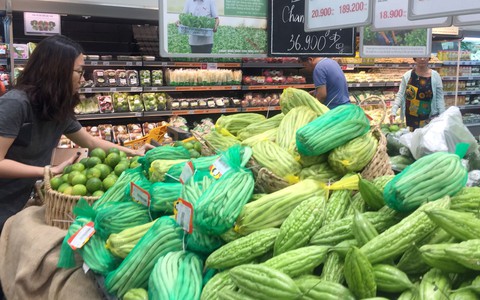 Sau Tết, các bà nội trợ thon thót với giá rau củ quả - Ảnh 1. Sau Tết, các bà nội trợ thon thót với giá rau củ quả - Ảnh 1.