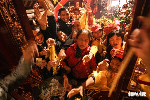 Khi hội Gióng không còn cướp kiệu hoa tre... - Ảnh 1. Khi hội Gióng không còn cướp kiệu hoa tre... - Ảnh 1.