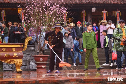 Trèo tường vào chùa trong ngày khai hội chùa Hương - Ảnh 3. Trèo tường vào chùa trong ngày khai hội chùa Hương - Ảnh 3.
