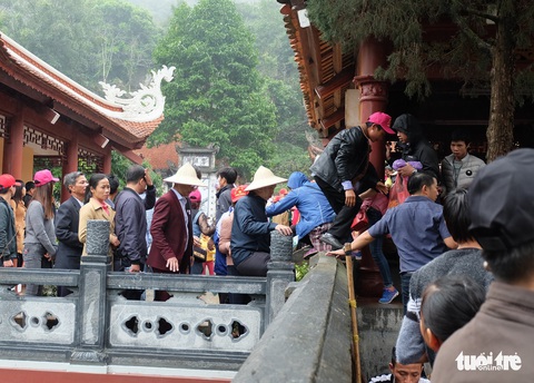 Trèo tường vào chùa trong ngày khai hội chùa Hương - Ảnh 1. Trèo tường vào chùa trong ngày khai hội chùa Hương - Ảnh 1.