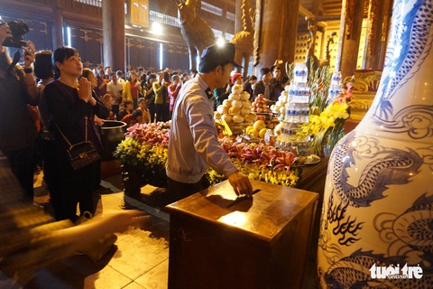 Vất vả nhặt tiền lẻ du khách đặt vào ban thờ Phật chùa Bái Đính - Ảnh 13. Vất vả nhặt tiền lẻ du khách đặt vào ban thờ Phật chùa Bái Đính - Ảnh 13.