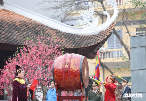 Người Hà Nội trẩy hội Gò Đống Đa trong thời tiết đẹp - Ảnh 3. Người Hà Nội trẩy hội Gò Đống Đa trong thời tiết đẹp - Ảnh 3.