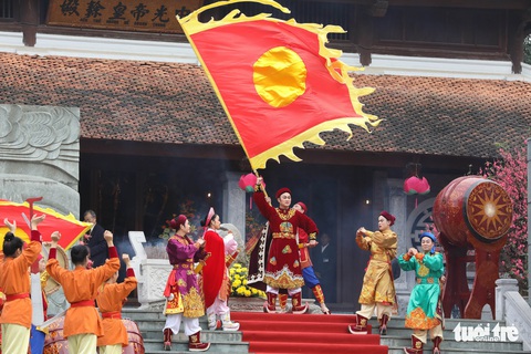 Người Hà Nội trẩy hội Gò Đống Đa trong thời tiết đẹp - Ảnh 4. Người Hà Nội trẩy hội Gò Đống Đa trong thời tiết đẹp - Ảnh 4.