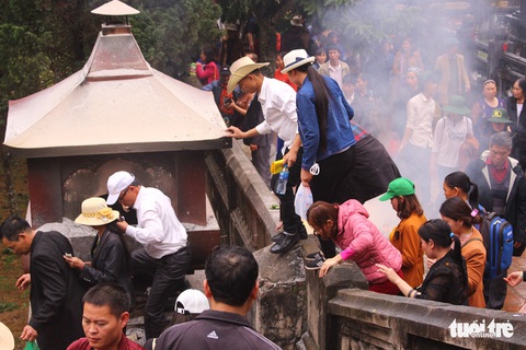 Trèo tường vào chùa trong ngày khai hội chùa Hương - Ảnh 4. Trèo tường vào chùa trong ngày khai hội chùa Hương - Ảnh 4.
