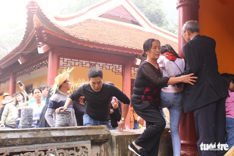 Trèo tường vào chùa trong ngày khai hội chùa Hương - Ảnh 7. Trèo tường vào chùa trong ngày khai hội chùa Hương - Ảnh 7.
