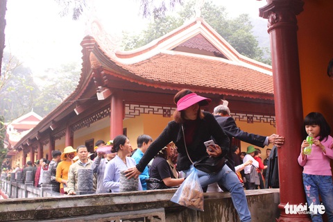 Trèo tường vào chùa trong ngày khai hội chùa Hương - Ảnh 6. Trèo tường vào chùa trong ngày khai hội chùa Hương - Ảnh 6.