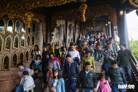 Vất vả nhặt tiền lẻ du khách đặt vào ban thờ Phật chùa Bái Đính - Ảnh 5. Vất vả nhặt tiền lẻ du khách đặt vào ban thờ Phật chùa Bái Đính - Ảnh 5.