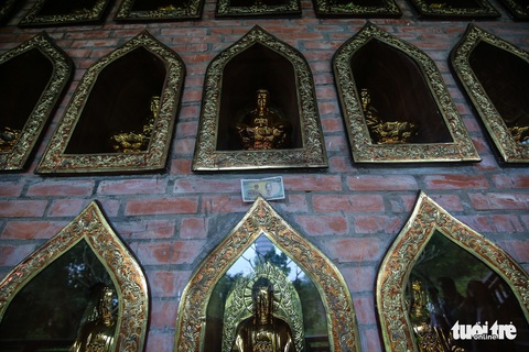 Vất vả nhặt tiền lẻ du khách đặt vào ban thờ Phật chùa Bái Đính - Ảnh 10. Vất vả nhặt tiền lẻ du khách đặt vào ban thờ Phật chùa Bái Đính - Ảnh 10.