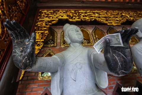 Vất vả nhặt tiền lẻ du khách đặt vào ban thờ Phật chùa Bái Đính - Ảnh 7. Vất vả nhặt tiền lẻ du khách đặt vào ban thờ Phật chùa Bái Đính - Ảnh 7.