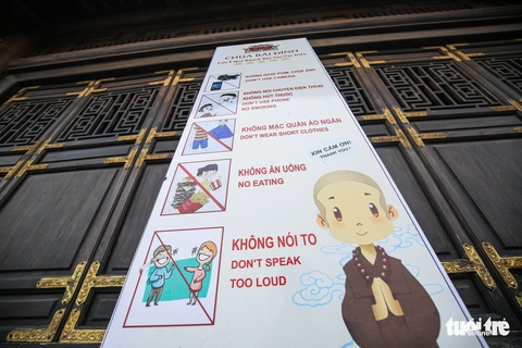 Vất vả nhặt tiền lẻ du khách đặt vào ban thờ Phật chùa Bái Đính - Ảnh 14. Vất vả nhặt tiền lẻ du khách đặt vào ban thờ Phật chùa Bái Đính - Ảnh 14.