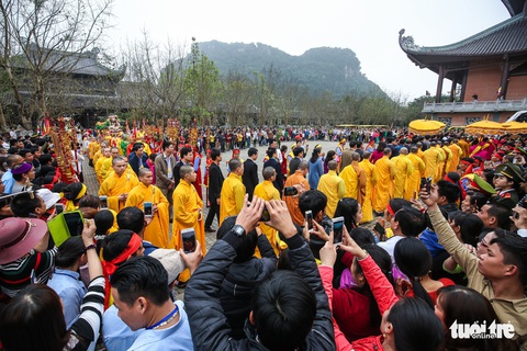Vất vả nhặt tiền lẻ du khách đặt vào ban thờ Phật chùa Bái Đính - Ảnh 3. Vất vả nhặt tiền lẻ du khách đặt vào ban thờ Phật chùa Bái Đính - Ảnh 3.