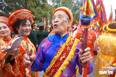 Người Hà Nội trẩy hội Gò Đống Đa trong thời tiết đẹp - Ảnh 5. Người Hà Nội trẩy hội Gò Đống Đa trong thời tiết đẹp - Ảnh 5.