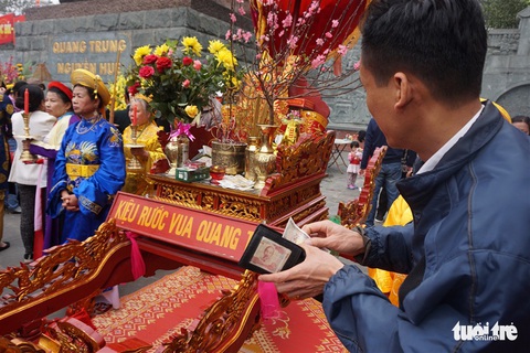 Người Hà Nội trẩy hội Gò Đống Đa trong thời tiết đẹp - Ảnh 9. Người Hà Nội trẩy hội Gò Đống Đa trong thời tiết đẹp - Ảnh 9.